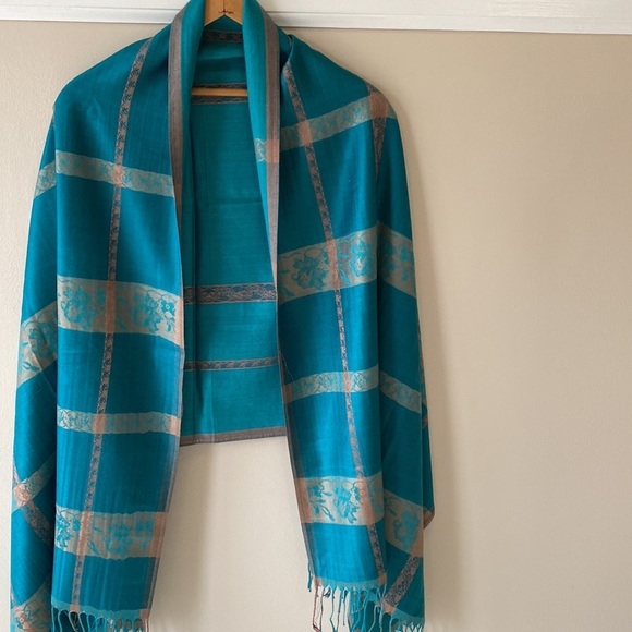 NEW Beautiful Turquoise design scarf with fringes - Picture 2 of 6